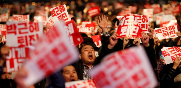 Os cartazes dizem: "Demita-se, Park Geun-hye" - Kim Hong-Ji/Reuters - Kim Hong-Ji/Reuters