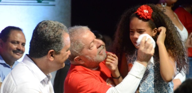 17.ago.2017 - Ex-presidente Luiz Inácio Lula da Silva enxuga lágrimas de garota durante evento na Fonte Nova, em Salvador - Beto Macario/UOL