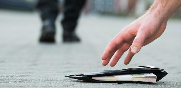 Curitiba | Mulher perde o dedo ao pegar carteira com explosivo no chão