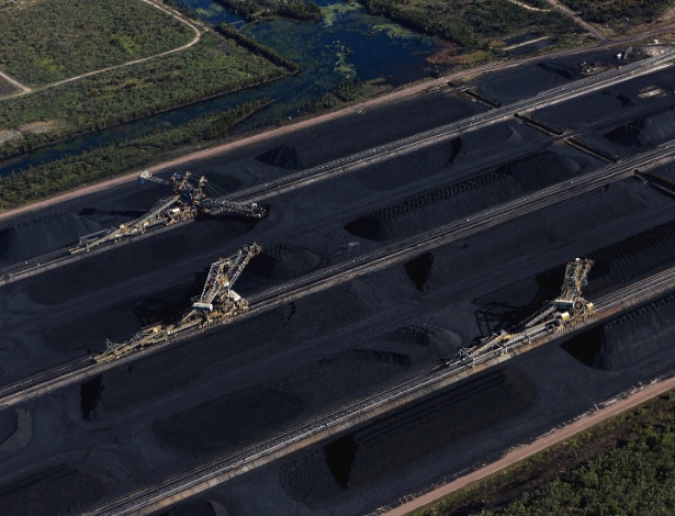 Carvão espera para ser transportado no terminal de carvão Abbot Point em Queensland, Austrália - David Maurice Smith/The New York Times