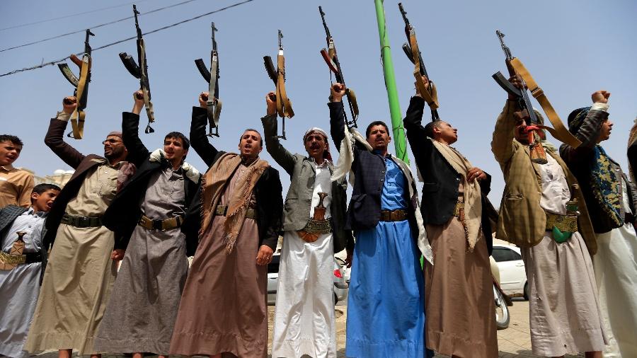 Rebeldes houthis mostram suas armas na cidade de Sanaã, capital do Iêmen, em 2018 - Mohammed Huwais/AFP