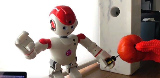 O robô  Alpha 2 foi hackeado para que fizesse movimentos mais "violentos" - Reprodução