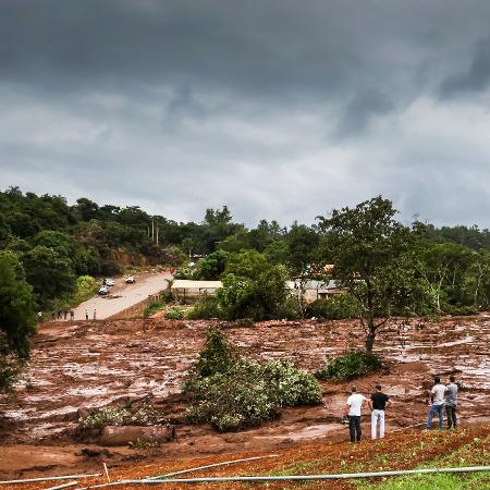 27.jan.2019 - Cidadãos observam dano causado pela lama que atingiu a região de Brumadinho (MG) após o rompimento de uma barragem de rejeitos de minério da Vale - Cadu Rolim/Fotoarena/Estadão Conteúdo