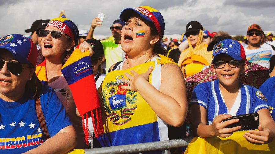 Venezuelanos se reúnem em apoio ao líder da oposição Juan Guaidó em Doral, na Flórida - Saul Martinez/The New York Times