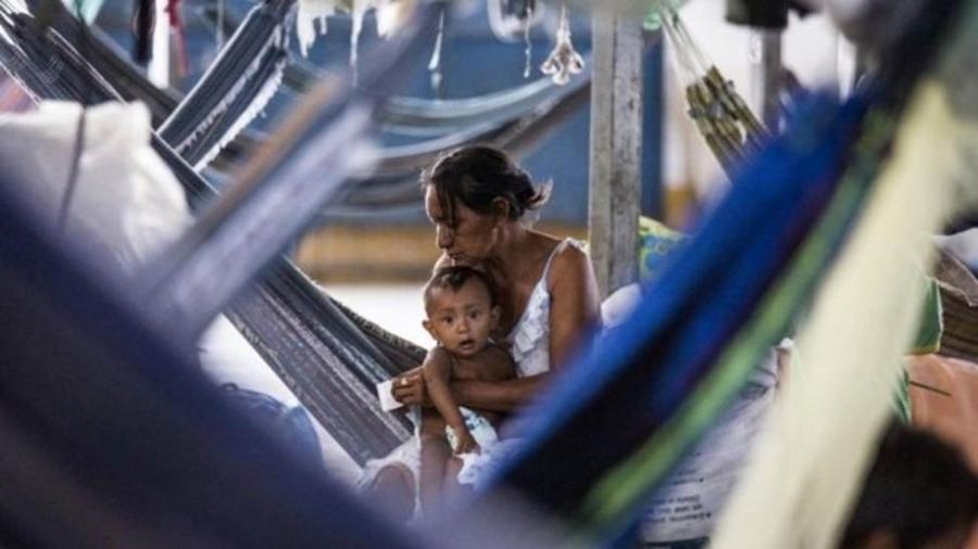 Mulher venezuelana com o filho no abrigo de Pintolândia em Boa Vista, Roraima - Vincent Tremeau/UNHCR/BBC