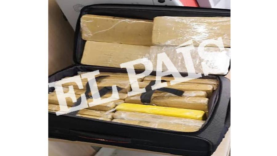 Foto obtida pelo jornal El País que mostra a maleta com cocaína encontrada com militar da comitiva de Bolsonaro - Reprodução/El País