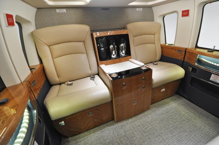 O interior do Sikorsky S-76 pode contar com frigobar e climatização