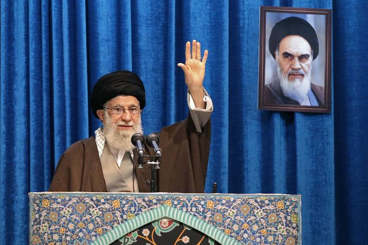 17.jan.2020 - O líder sumpremo do Irã,  Ali Khamenei, em rara participação nas orações de sexta-feira, em Teerã