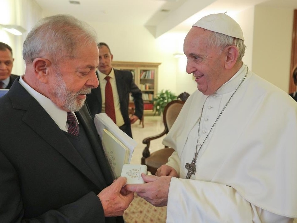 Papa cita Brasil para alertar sobre fragilidade da democracia - 09/01/2023 - UOL Notícias