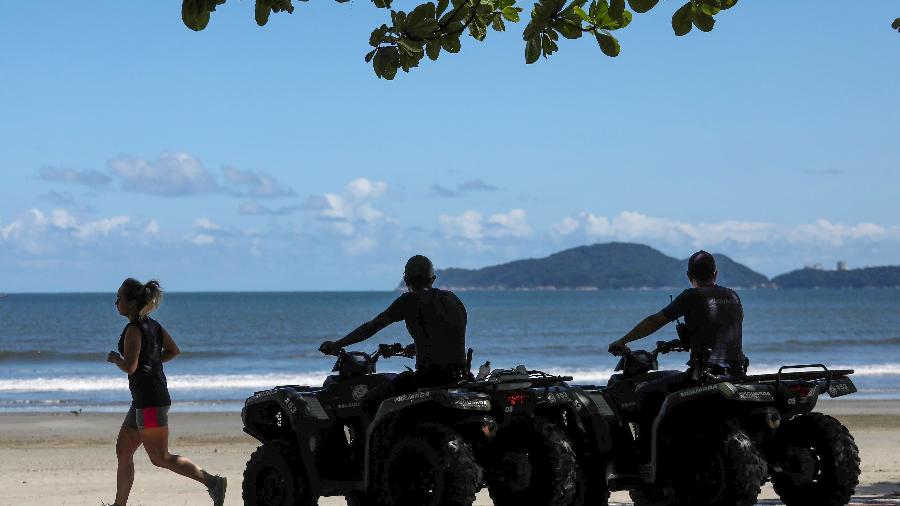 Guardas municipais patrulham praia em Santos em meio à pandemia do coronavírus - 