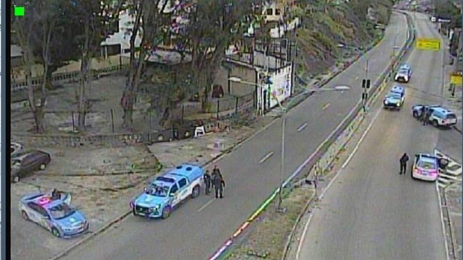 Policiais Militares bloqueiam trecho da autoestrada Grajaú-Jacarepaguá, no Rio de Janeiro - Reprodução/Twitter/PMERJ