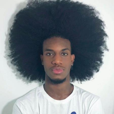 O bailarino Allan Bastos sofreu ataques racistas por causa de seu cabelo black power - Reprodução/Twitter