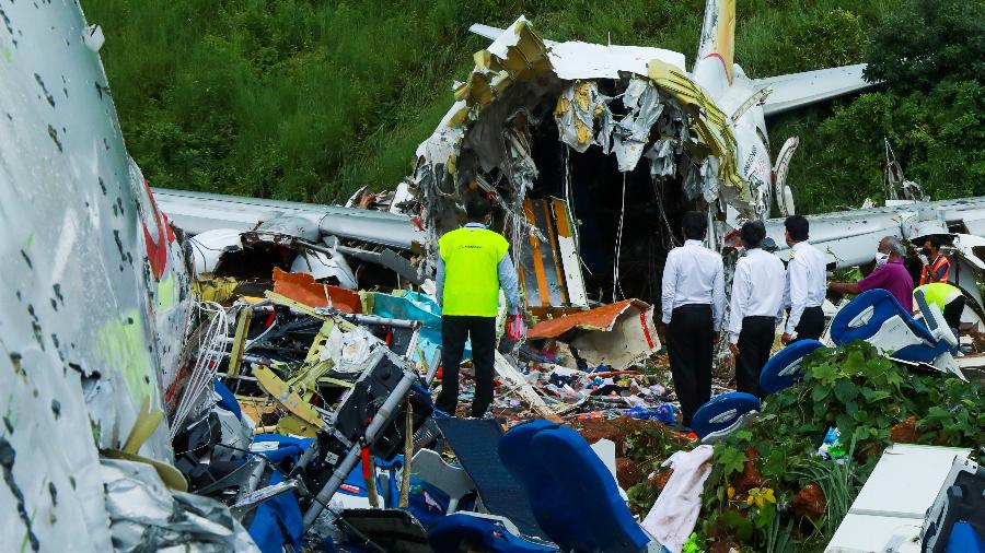 8.ago.2020 - Equipes avaliam a aeronave da Air India Express que sofreu um acidente na Índia - Arunchandra Bose/AFP