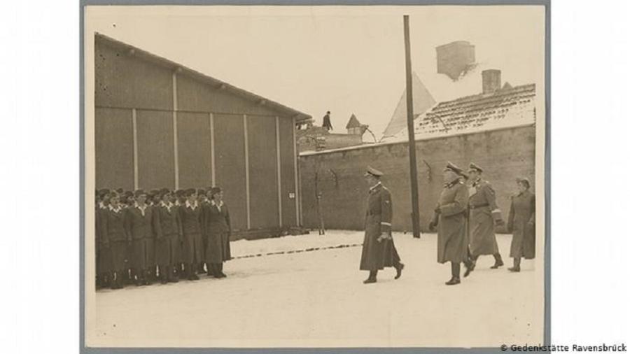 Guardas femininas perfiladas durante visita de Heinrich Himmler, chefe da SS, ao campo de Ravensbrück - Gedenkstätte Ravensbrück