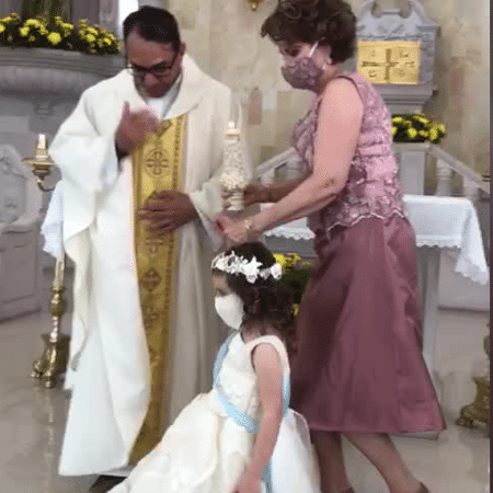 Padre recebe "high five" de garotinha durante bênção - Reprodução/ Tik Tok