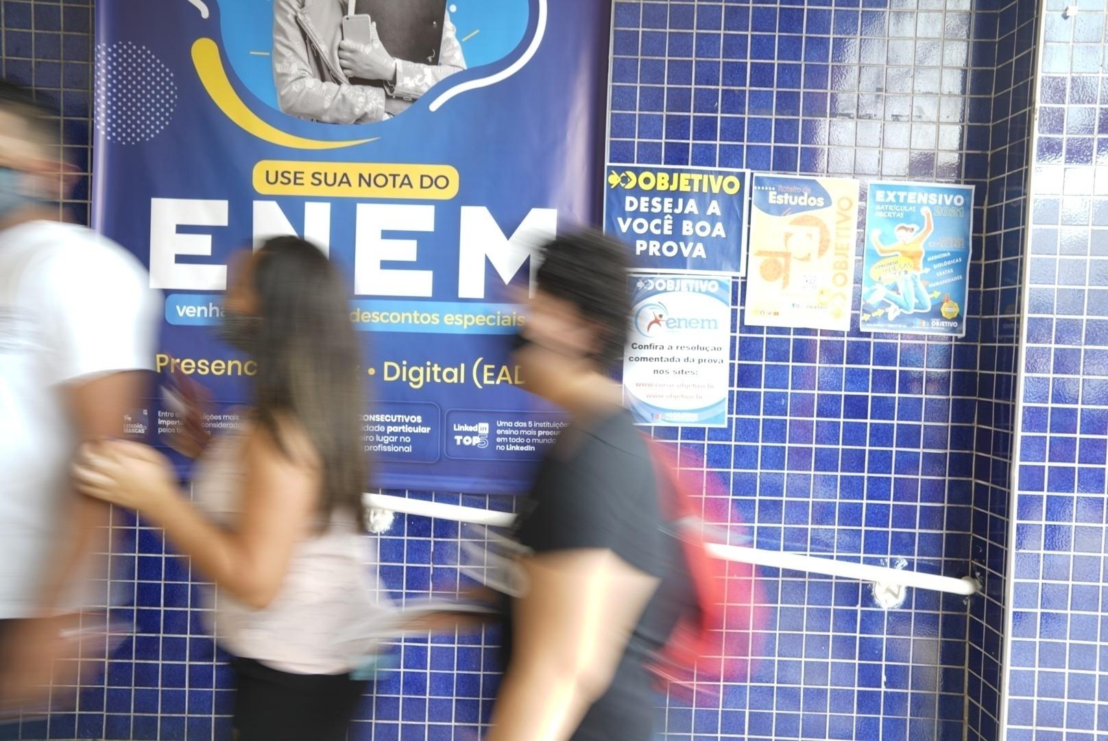 Exame é realizado em meio à pandemia da covid-19 com insegurança dos alunos sobre máscaras e alimentação - André Porto/UOL