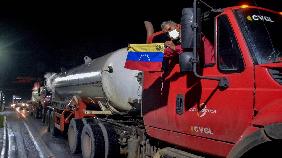 Caminhões com oxigênio venezuelano chegam a Manaus - Marcio James/AFP