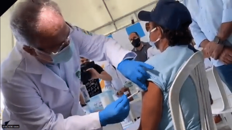 18.abr.2021 - O ministro da Saúde, Marcelo Queiroga, vacina um técnico em enfermagem contra o coronavírus, em São Mamede (PB) - Reprodução/Twitter/@Mqueiroga2