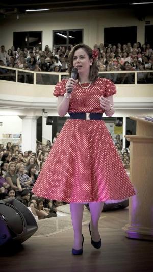 Figurino anos 1950, feito sob orientação de Deus; tecido vermelho com bolinhas brancas - Reprodução - Reprodução