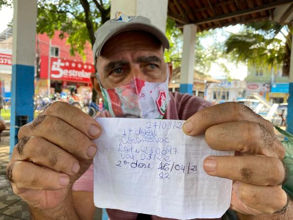 28.abr.2021 - Wanderley Cunha do Carmo, de 68 anos, não conseguiu tomar a 2ª dose da vacina contra a covid-19 em um posto de Duque de Caxias (RJ), na Baixada Fluminense - Herculano Barreto Filho/UOL