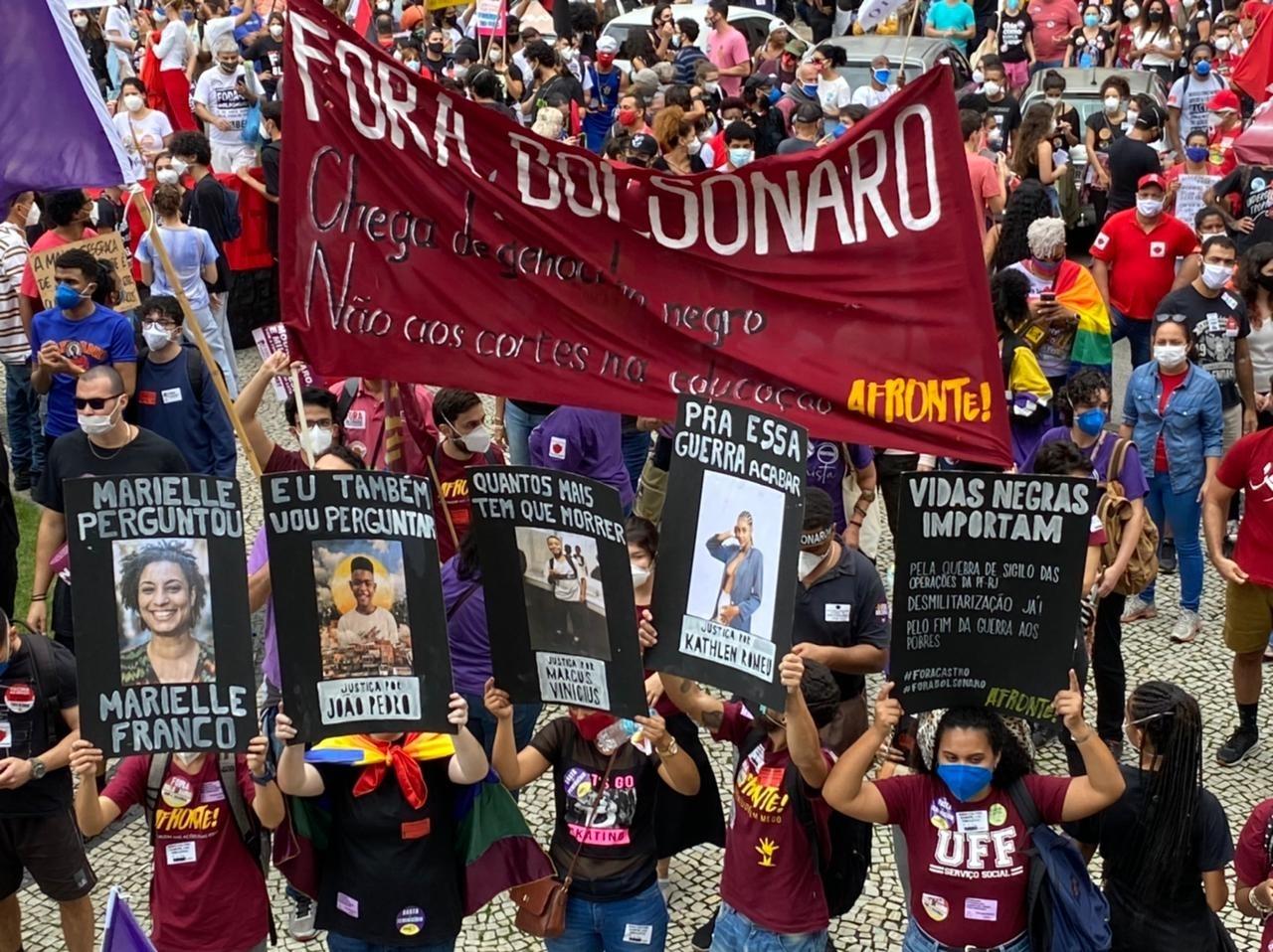 Manifestantes se mobilizam na avenida Presidente Vargas, centro do Rio, para ato contra o presidente Jair Bolsonaro - Herculano Barreto Filho/UOL