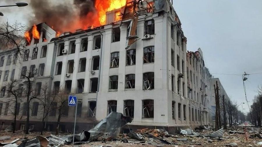 Danos na Universidade Nacional de Kharkiv, na Ucrânia. A Rússia nega ter cometido crimes de guerra - State Emergency of Ukraine/PA