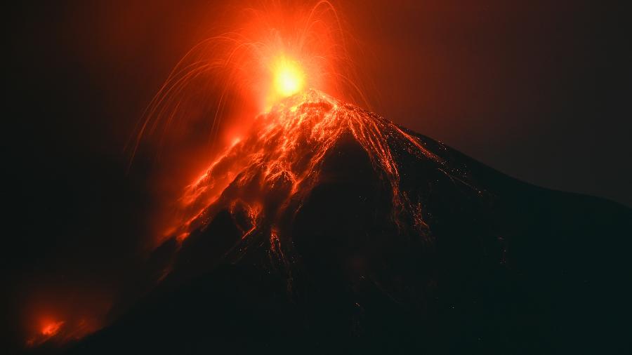 O vulcão Fuego, visto de Alotenango, município do departamento de Sacatepequez, 65 quilômetros a sudoeste da Cidade da Guatemala, entra em erupção em 11 de dezembro de 2022 - JOHAN ORDONEZ/AFP