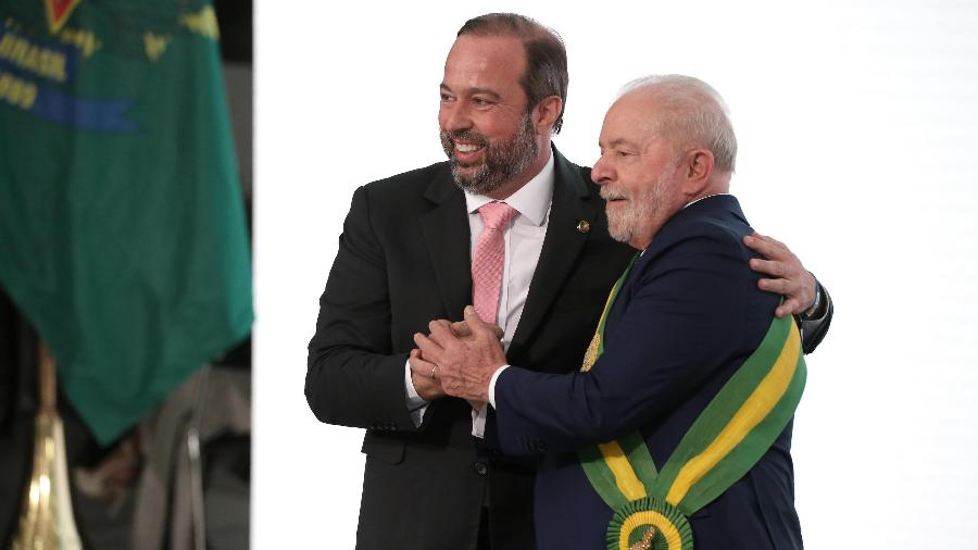 Presidente Lula e ministro Alexandre Silveira, de Minas e Energia, durante cerimônia de posse dos novos Ministros de Estado - FáTIMA MEIRA/ESTADÃO CONTEÚDO