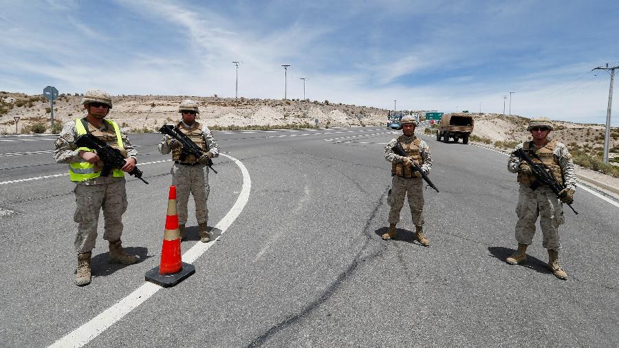 Soldados chilenos em um posto de controle perto da fronteira entre o Chile e a Bolívia  - 27.fev.2023 - Alex Diaz/Reuters