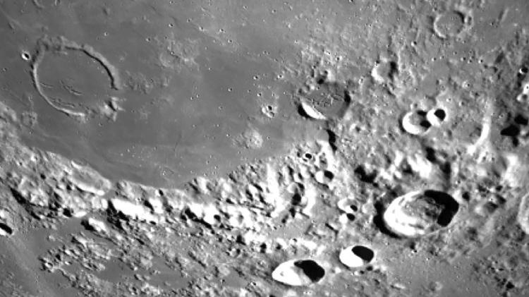Superfície da Lua, em imagem captada pela missão indiana