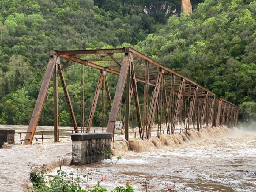 Ponte sobre o rio Canoinhas é liberada parcialmente na BR-280 - Diário da  Jaraguá