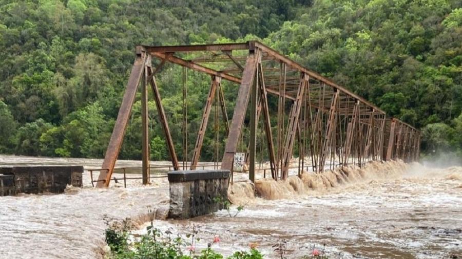 Chuvas que atingem o RS derrubaram toda a estrutura de ponte em Nova Roma do Sul