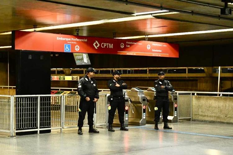 Seguranças bloqueiam catraca da estação Itaquera do Metrô de SP em 3 de outubro