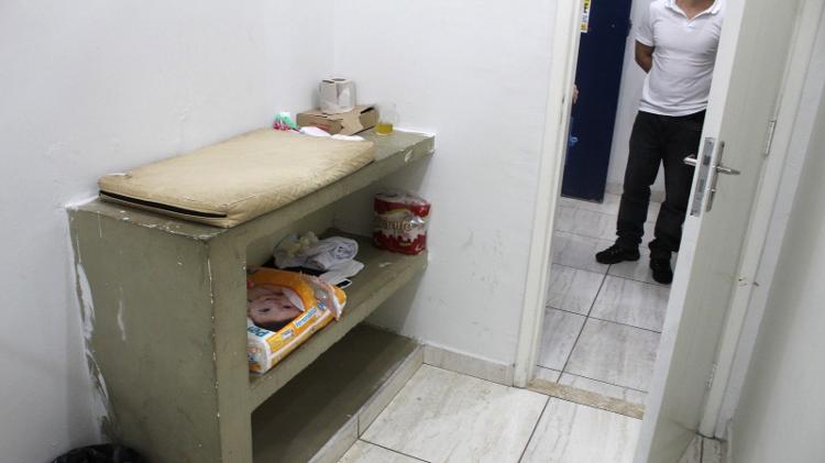 Bebês têm fraldas trocadas em locais considerados impróprios e sem higiene em prisões de SP