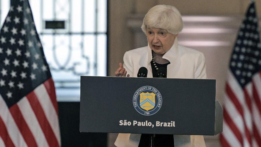 A secretária do Tesouro dos EUA, Janet Yellen, falou à imprensa nesta terça-feira (27)
