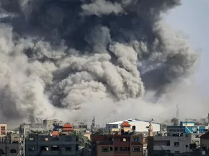 Tanques israelenses avançam em Rafah e civis desabrigados fogem novamente