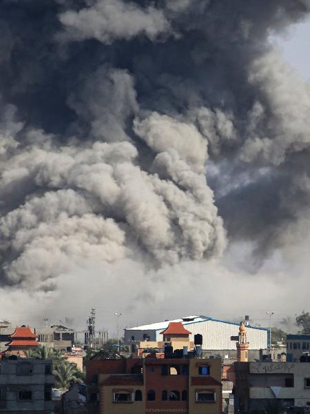 Ondas de fumaça após o bombardeio israelense em Rafah, no sul da Faixa de Gaza, no fim de semana