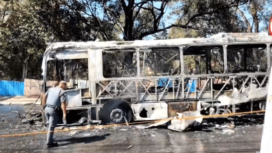 Ônibus foi incendiado na Estrada de Taipas, na zona norte de São Paulo