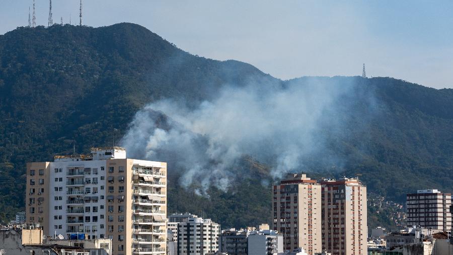 01.out.24 - Grande quandidade de fumaça é vista na encosta do morro do Sumaré na grande Tijuca, região norte da cidade na trade desta terça-feira (1) no Rio de Janeiro - CELSO PUPO/ESTADÃO CONTEÚDO