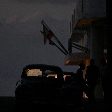 Carros nas ruas de Havana durante apagão que deixou milhões sem energia em Cuba  - Adalberto Roque/AFP