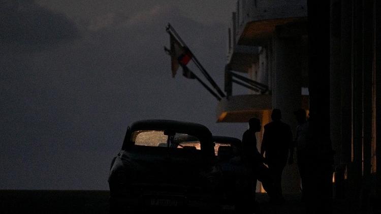 Carros nas ruas de Havana durante apagão que deixou milhões sem energia em Cuba