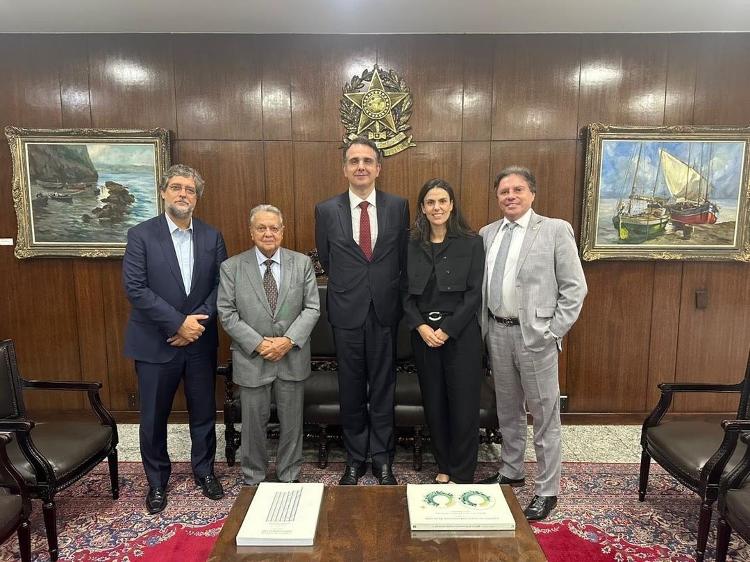 Christian Lohbauer (à direita) e Letícia Jacintho se reuniram com o presidente do Senado Rodrigo Pacheco (ao centro) no início deste ano para falar do Plano Nacional da Educação