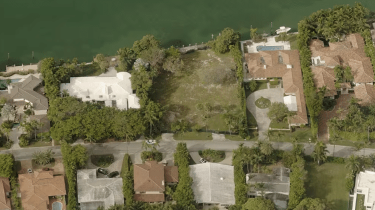 Transação de Neymar em Miami foi negociada pela corretora Douglas Elliman, conhecida por negociar imóveis de luxo. Na imagem, o terreno vazio indica a propriedade adquirida pelo jogador