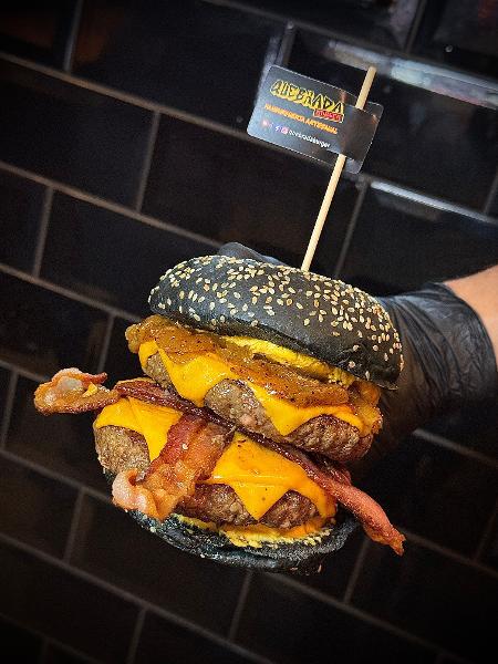 Cabuloso é um dos mais vendidos no Quebrada Burger Cabuloso é um dos mais vendidos no Quebrada Burger