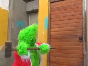 Policial se veste de Grinch e invade casa de traficante no Peru; assista