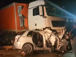 Carreta sem freios atravessa rodovia Fernão Dias e atinge 3 carros em SP