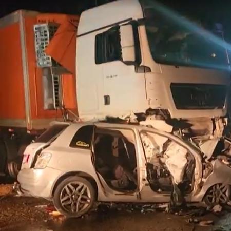 Carreta atinge carros na rodovia Fernão Dias - Reprodução/TV Globo