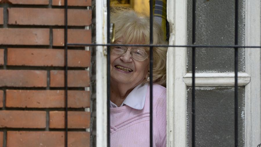 Amalia Damonte posa em sua casa no bairro de Flores, em Buenos Aires, em 15 de março de 2013 - JUAN MABROMATA/AFP