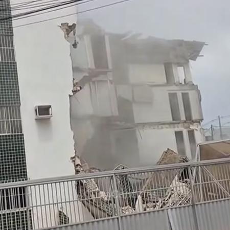 Prédio desabou no bairro de Piedade, no Grande Recife Prédio desabou no bairro de Piedade, no Grande Recife