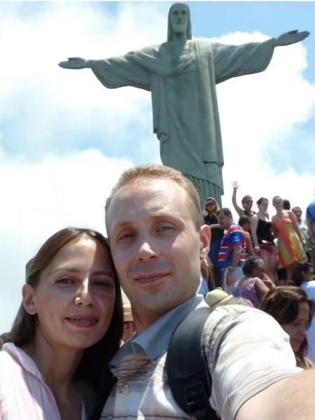 Ana Valerevna Dulceva e Artem Viktorovi? Dulcev em foto em frente ao Cristo Redentor, no Rio Ana Valerevna Dulceva e Artem Viktorovi? Dulcev em foto em frente ao Cristo Redentor, no Rio